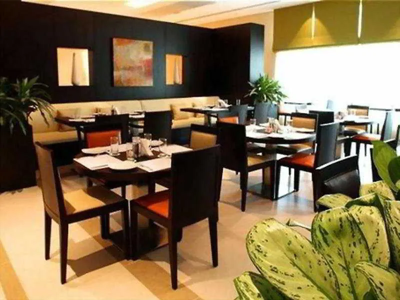 Holiday Inn Express Dubai Safa Park By Ihg 3*,